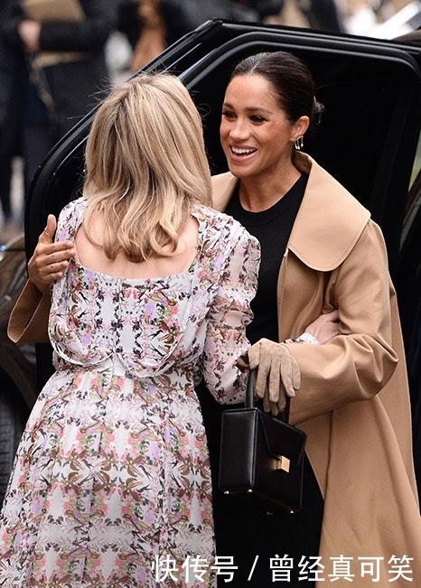梅根王妃挺“孕妇肚”又穿黑色连衣裙！搭卡其色风衣，时髦又洋气