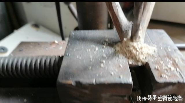 钓鱼支架还在掏钱买吗?为何不利用废鱼竿+树Y做一个,一样好用