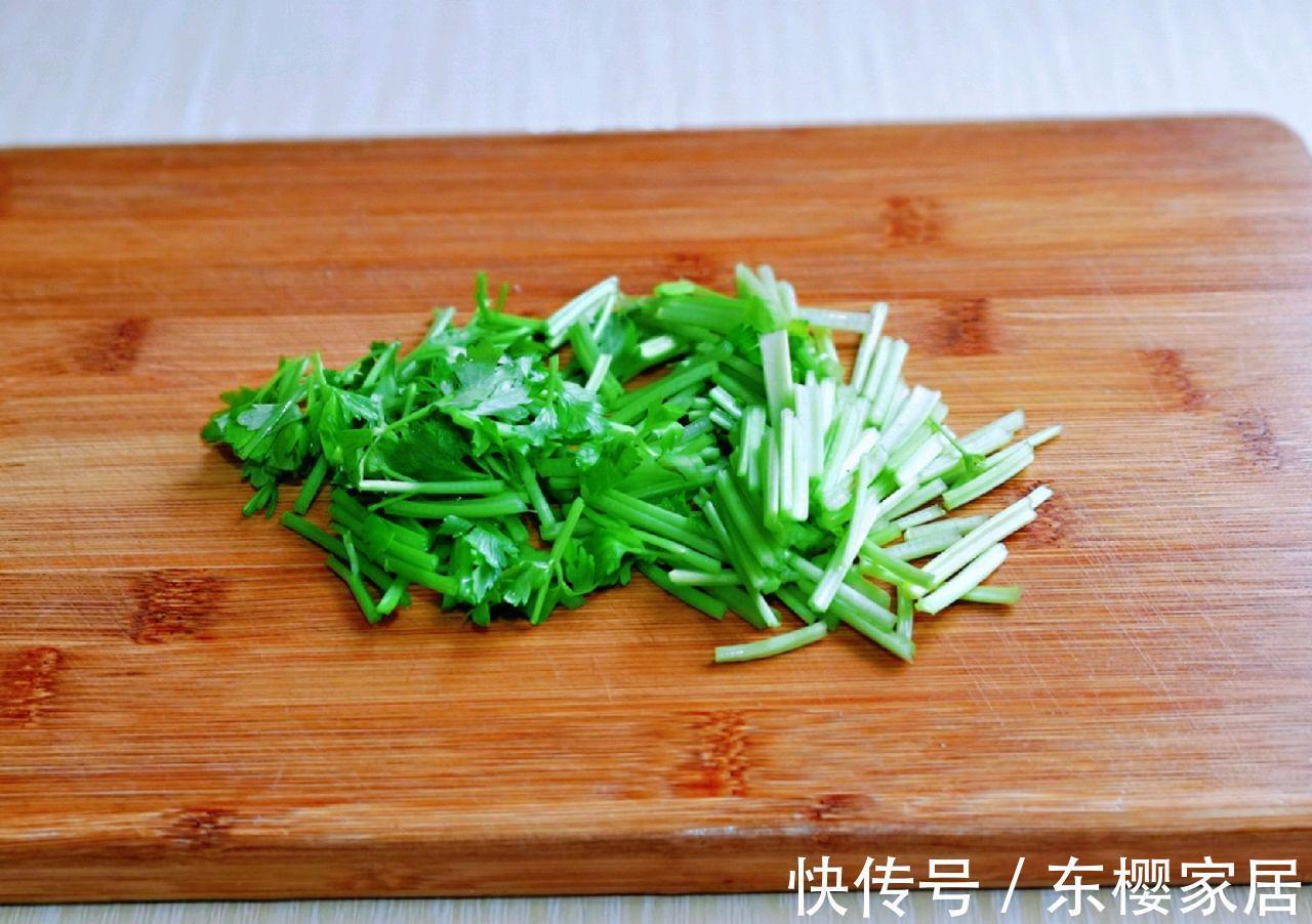 搭配|芹菜和鸭心搭配,简单炒一炒,就是一道好吃的下饭菜