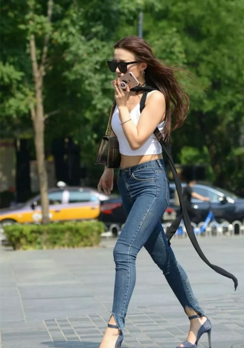 光彩|路人街拍牛仔裤搭配白色吊装上衣,让你的美焕发光彩