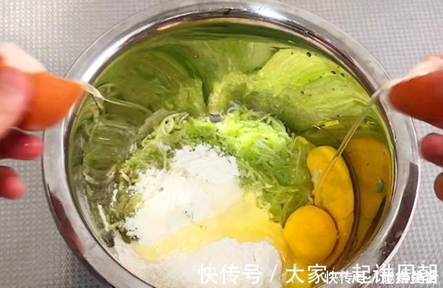 早餐饼|夏天，我家丝瓜从不炒着吃，加1勺面粉2个鸡蛋，出锅比肉还受欢迎