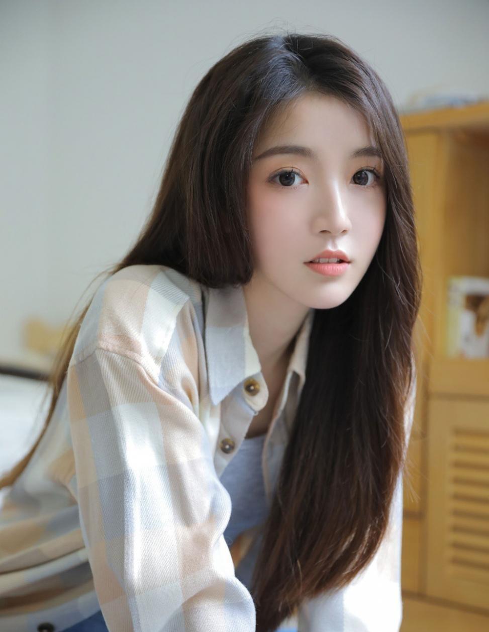 花季少女告诉你什么是清纯的性感,吊带背心牛仔裤穿出不一样的美