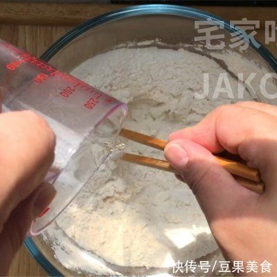 苹果糯米饼，制作简单，外层香脆，内里软糯甜蜜，超级好吃