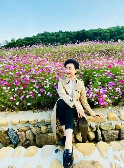 52岁杨澜打扮真时髦，穿蓝色长裙身材没发福，扎丝巾满是贵妇感