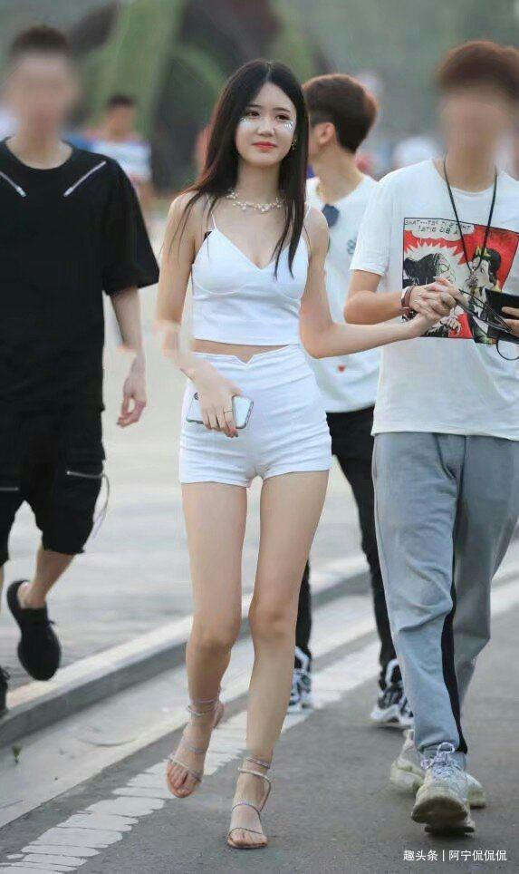 高贵美丽的白色牛仔短裤美女，妙湾气质的曲线美清新动人