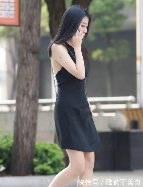 街拍 美女穿黑色连衣裙搭配黑色高跟凉鞋,展现曼妙身姿,真是风情满满