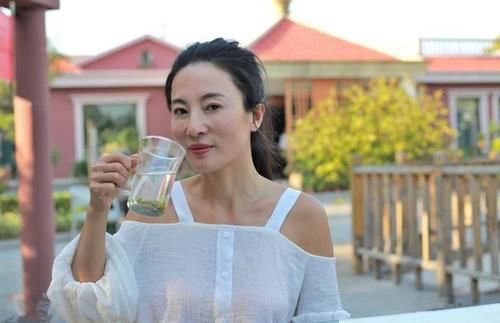 52岁皮肤透亮细腻，没有斑斑点点，怎么保养的？她的方法挺靠谱