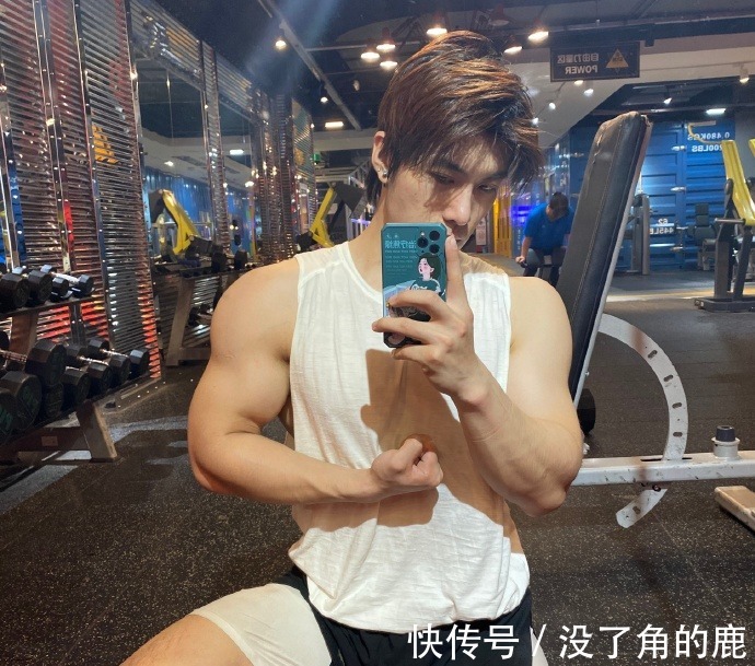 麒麟臂|爱健身的90后,胸肌发达麒麟臂健壮,在健身房常丢衣服!