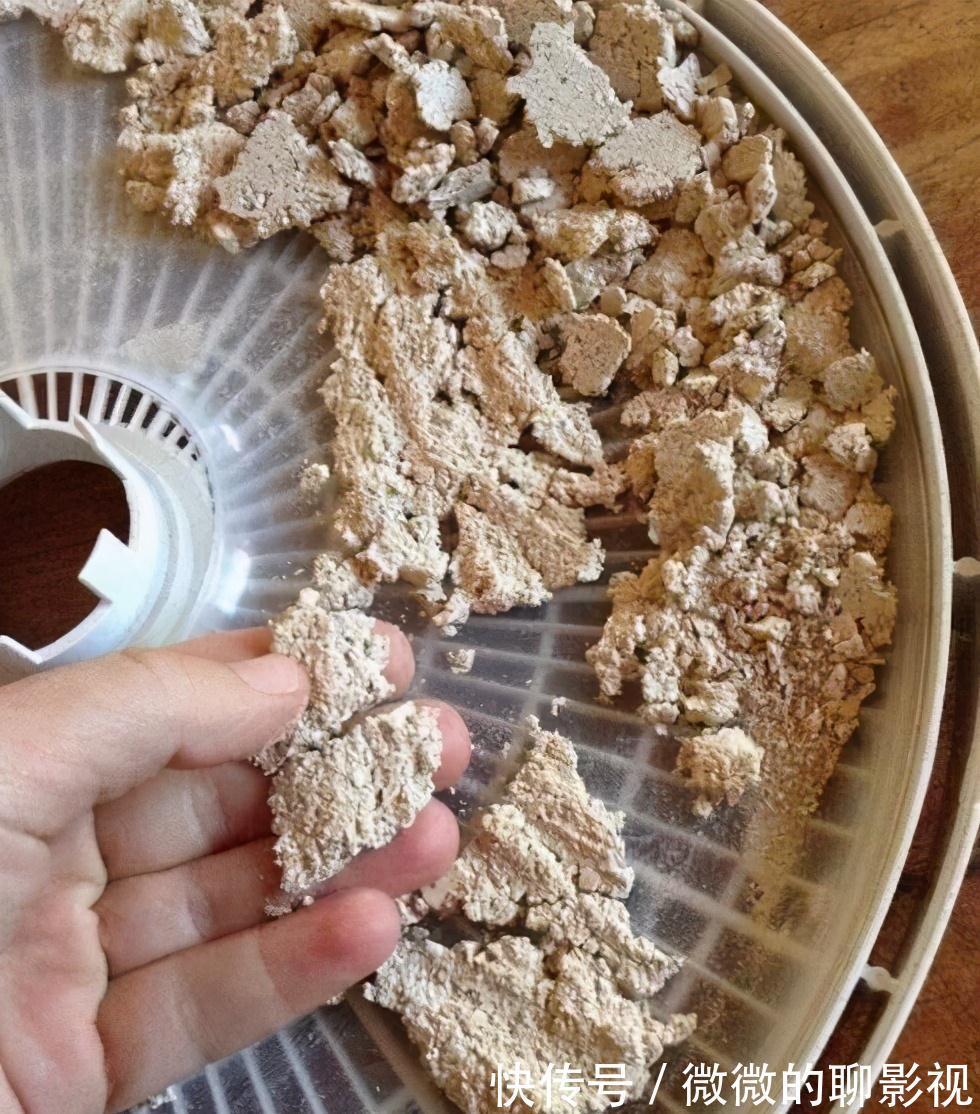 这三种东西铺在花盆里,不管种养什么花,根部都会生长得非常茁壮