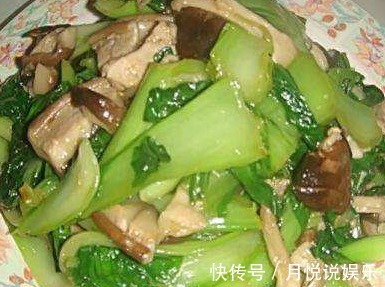香菇炒青菜|香菇到底是直接炒还是先焯水,很多人都做错了,难怪不好吃!