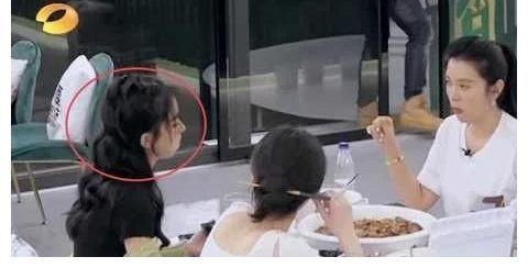 “赵小刀”回归中餐厅,再次耿直了一把,吐槽丁真米线没做熟