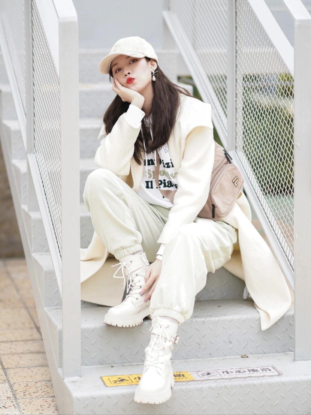 黑白配|觉得大衣厚重?试试卫衣叠穿技巧,让你瞬间化身韩系美女,超好看