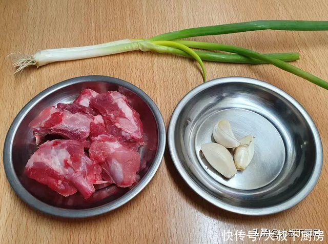 大叔|换个新口味！大叔教你盐焗排骨，外焦里嫩，香气扑鼻，超下饭