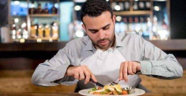 尴尬|吃西餐时,服务员给你“一张纸”,如果用来擦嘴就“尴尬”了