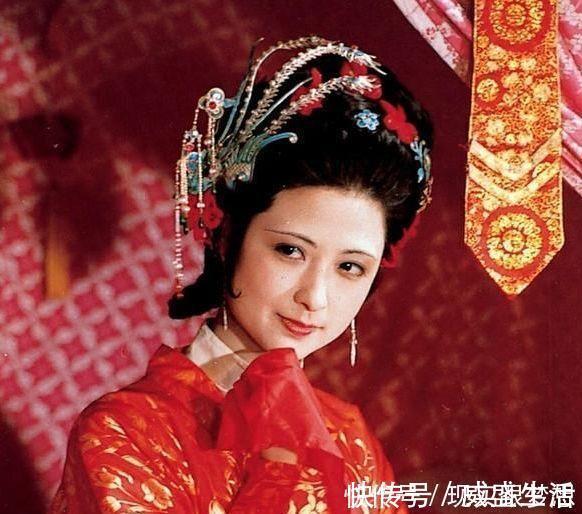 林妹妹@红楼梦剧中姑娘的嫁衣,探春华贵宝钗雍容,而她寒酸惹人怜!