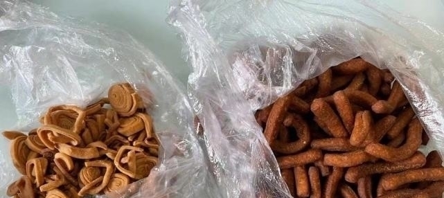 黃曉明回老家曬家人合影,吃飯開心比耶,身后多張結(jié)婚照引關(guān)注