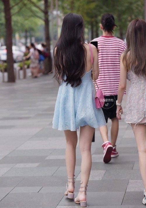 高跟鞋|街头美女穿连衣裙搭配浅色高跟鞋，美丽动人，活泼可爱