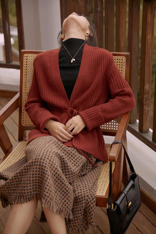 今年流行“复古小开衫＋半身长裙”，早春这么穿显瘦，优雅有气质