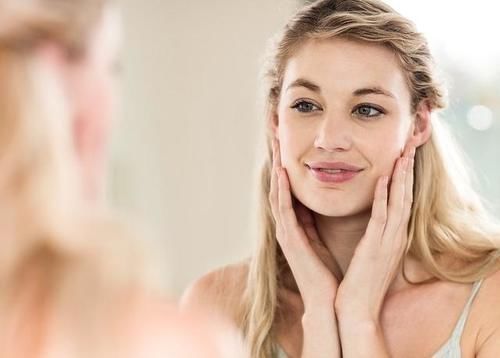 下垂|女人开始衰老时,脸上有哪些变化?少吃3类食物,或可延缓衰老