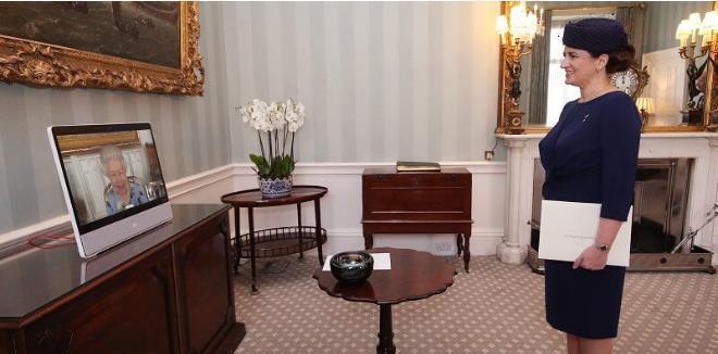 蓝色|伊丽莎白又开始打扮了!蓝色印花裙涂着大红唇营业,这是95岁吗?