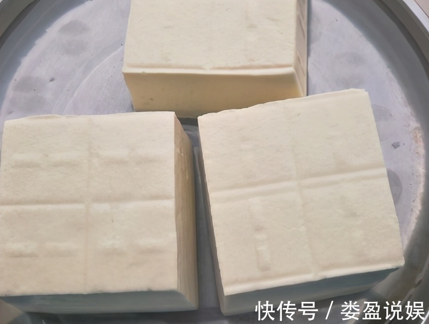 吸油|做炸豆腐时，直接下锅炸是大错！学会多做一步，豆腐酥香吸油少