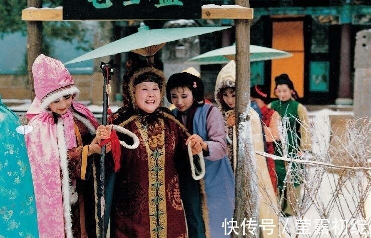 平儿&薛宝钗慷慨解囊,却被贾母连着吐槽三天,平儿背地里也嫌她穷大方