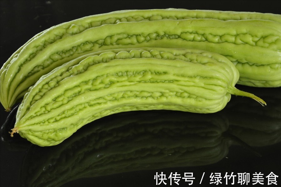 颜色|买苦瓜，选直的还是弯的学会3个技巧，苦瓜苦味清淡，也不涩
