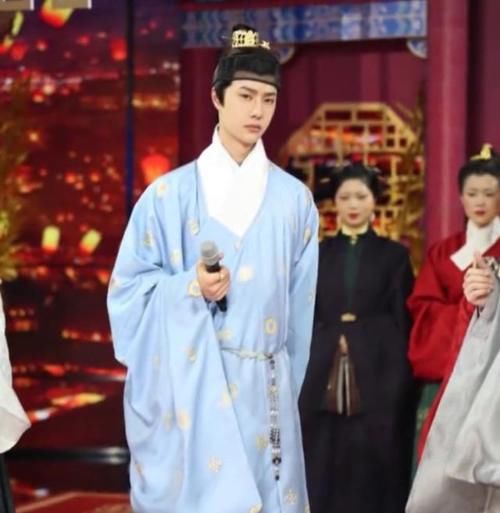 王一博挑战“国风汉服”！录《天天》穿成美男子，腰带却意外亮了