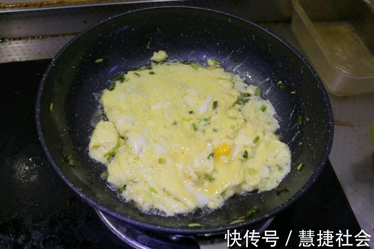 君子菜|苦瓜和鸡蛋红椒一起炒,处理好一点也不苦,小孩也爱吃
