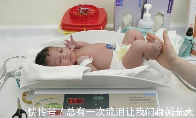 肚脐|丈夫半夜睡醒后总''戳''女儿,宝妈装睡才发现端倪,不知该哭该笑