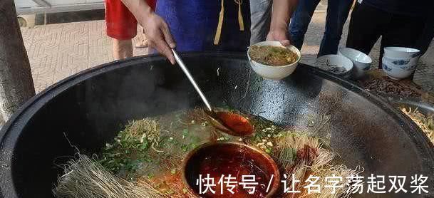 旱灾&才女一上联“一人一碗一口锅”,秀才对出经典下联,姑娘又羞又气