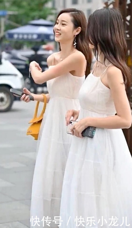 双胞胎姐妹穿同款裙子,打造纤细腰线,妩媚中带点小性感!