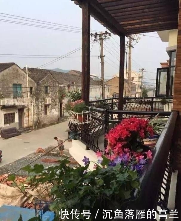 老家|晒晒老家两层小别墅,超爱一楼鱼池,谁说住农村就一定比城里差