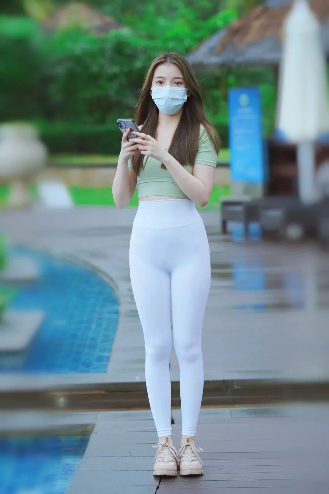 小姐姐 白色瑜伽裤搭配运动鞋,苗条身材完美展现