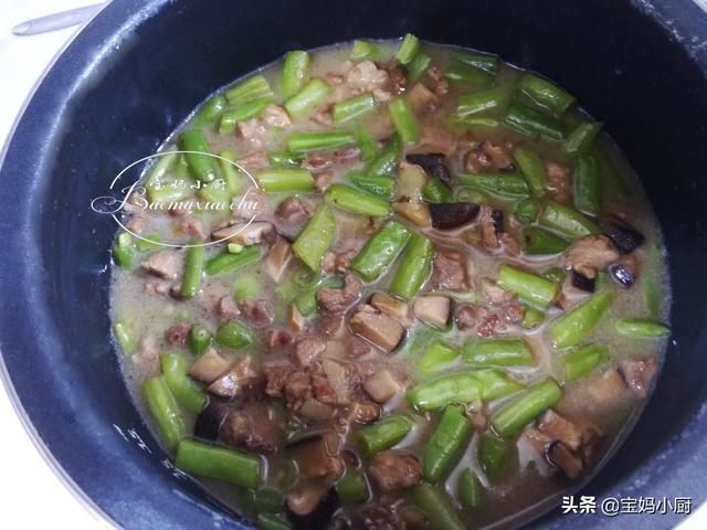 焖饭|夏季厨房热，宝妈给家人做营养一锅出，有肉有菜有主食，太香了
