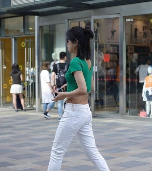 穿搭|打底裤的打扮看似简约，塑造清纯少女感，魅力无法挡