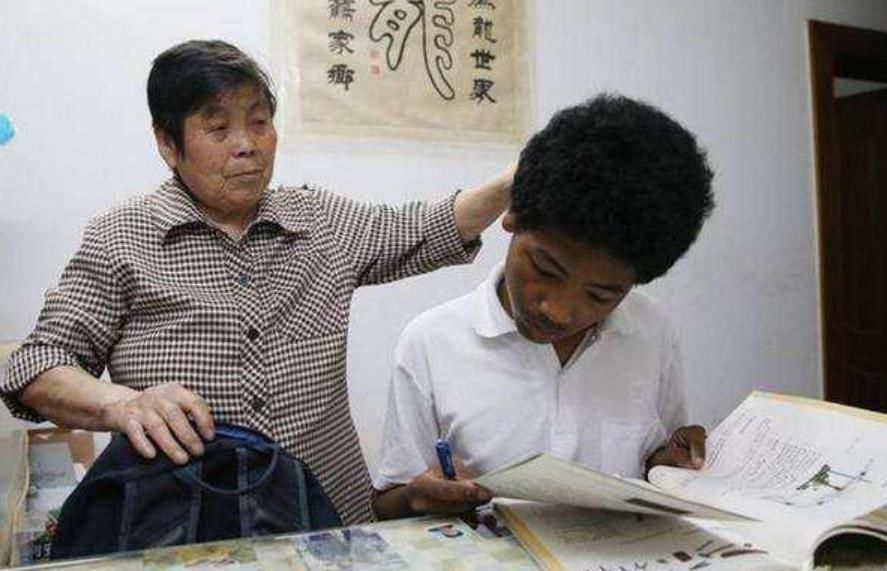 老人收养黑人弃婴20年,如今祖孙相互依靠,没有血缘却更胜亲人