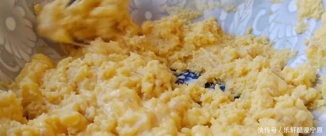 多吃粗粮好处多,用玉米面这样简单一做,无油无糖,吃着更健康