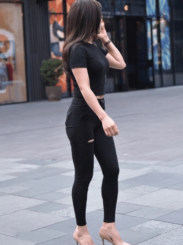 街拍黑色的修身裤装,简洁大方的款式,让人不得不爱啊