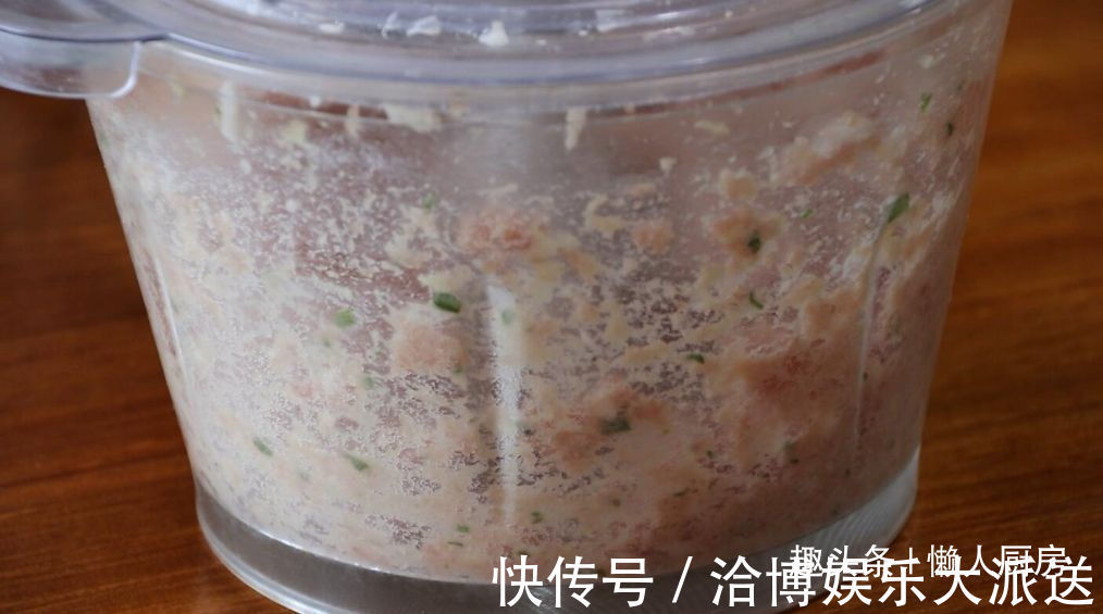 1张百叶，1块猪肉，教你做千张肉卷，配上毛豆和咸蛋黄，连汤喝光