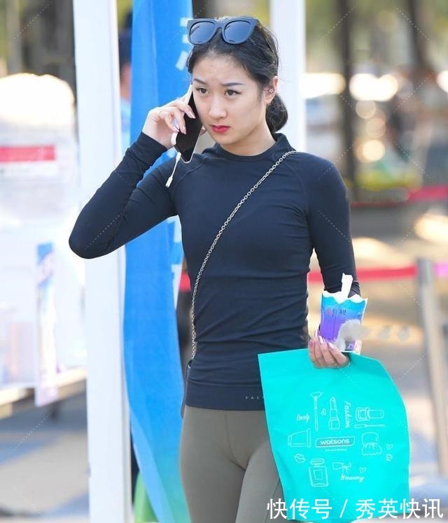 运动装 黑色上衣搭配草绿色瑜伽裤,运动休闲,舒适百搭!