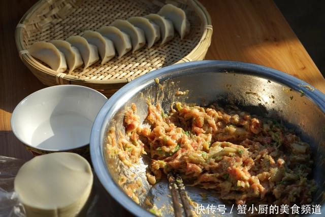 天冷就配来一锅大白菜猪肉馅饺子,真的很过瘾