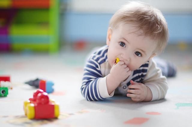 小梅|宝宝从小有这五个表现，说明拥有“高智商”，看看你家娃占几条？