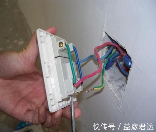 工人|家里这几处地方万万要装上插座,工人要是没装,赶紧让他重装