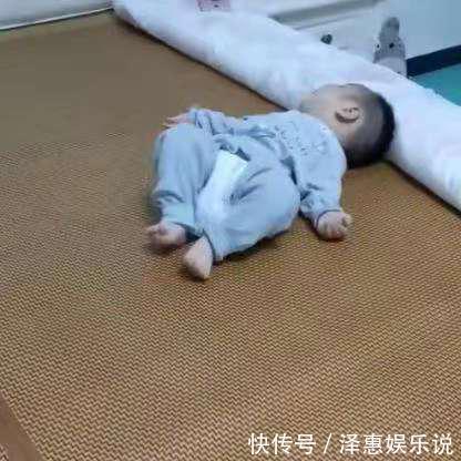 宝宝|宝宝不会翻身,却掉下床2次,爸爸无意中揭晓谜题,网友同款