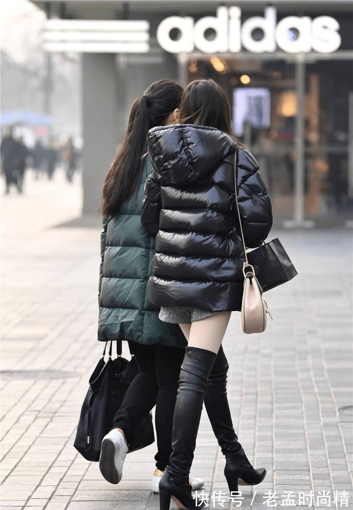 身材 黑色粗跟过膝皮靴,搭配灰色短裤,苗条身材才适合的穿搭