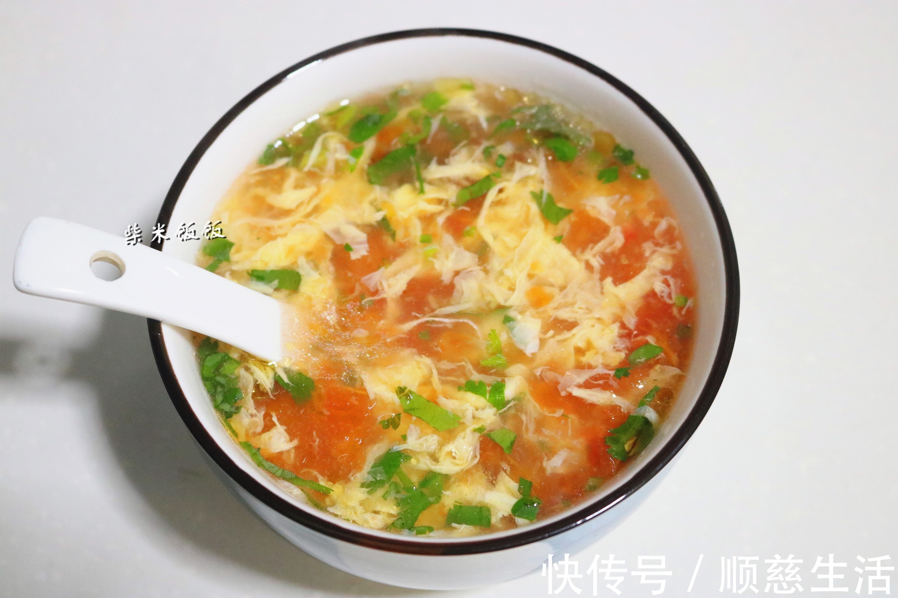 香菜|西红柿蛋汤，我喜欢这做法！清爽开胃，吃饱饭也能喝一碗