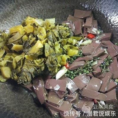 适量|酸菜烧鸭血的做法