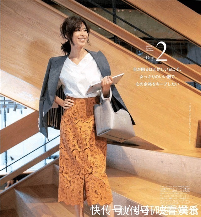 t恤 今夏请这样穿：“白T恤+过膝裙”，优雅减龄，每套都透着高级感