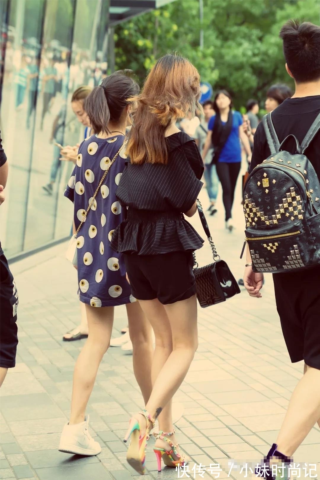 女神魅力 街拍路人,高跟鞋这样搭配会更有气质,而且充满时尚女神魅力